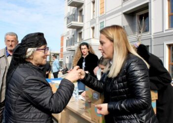 Shpërndahen çelësat e apartamenteve të zonës 1/1 në Laç/ Kryebashkiakja: Procesi me short publik