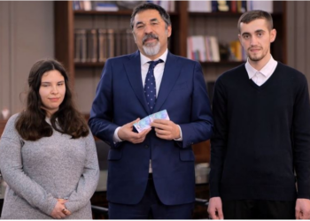 Në ditën e pavarësisë/ Çuçi u dhuron dy të rinjve nga Kosova leje qëndrimi 5-vjeçare. Ja si aplikohet online dhe dokumentet që duhen