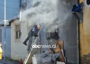 Zjarr në një banesë në Shkodër, ndërron jetë një person