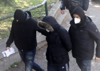 20-vjeçari shqiptar del para gjykatës për vrasjen e të riut grek/ Avokati: S’ka gisht në vrasje, roli i tij krejt periferik