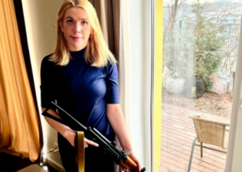 Agresioni rus/ Deputetja ukrainase mësohet si ta përdorë kallashnikovin: Gratë tona do ta mbrojnë tokën tonë në të njëjtën mënyrë si burrat