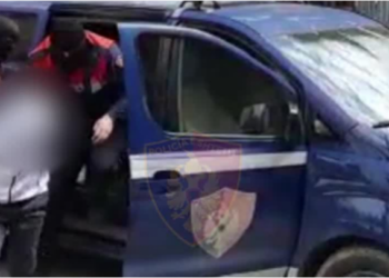 Durrës/ Policia i vë prangat 5 personave që akuzohen për zjarrvënie dhe grabitje
