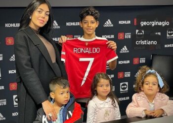 Djali i Ronaldos firmos zyrtarisht me klubin e madh, prezantohet me fanellën ikonike 7