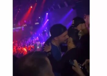 Donaldi feston me Elgitin dhe Fifin, nën tingujt e këngës për Borën. Mungon Beatrix