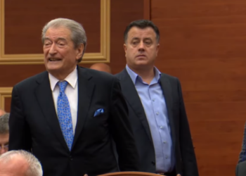 “Ky Parlament do shkrihet, nëse…”/ Berisha nuk liron foltoren, ndërhyn Felaj: S’mund të vijoni, z.Noka i mbaroi fjala