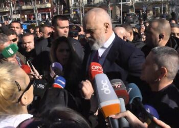 Banorët e 5 Majit para Kuvendit/ Rama mes protestuesve, merr Nënë Lizën dhe 2 të tjerë në zyrë