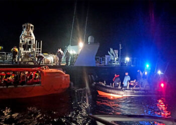 Vijojnë kërkimet për 12 të zhdukurit në anijen që u dogj në Korfuz, gjendet një i mbijetuar