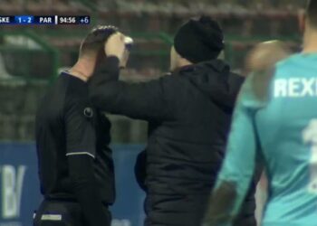 VIDEO/ ‘Përgjaket’ sërish futbolli shqiptar, tifozët e Skënderbeut plagosin arbitrin anësor