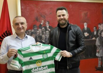 Mallëngjehet Ilir Meta: Mora dhuratë fanellën me djersë dhe firmat e lojtarëve të Celtic… Hail, Hail!