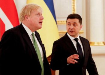 “Duhet të izolojmë Rusinë”/ Zelensky bisedë telefonike me Johnson për luftën në Ukrainë: Putin po përballet me…