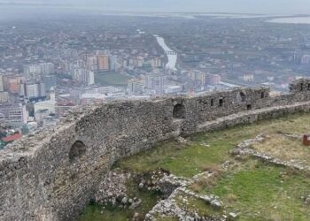 Përdornin oborrin e kalasë për të luajtur me top/ 4 të mitur përfundojnë në polici. Shkulën gurët antikë dhe i hodhën mbi…