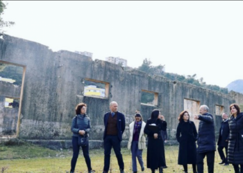 FOTO/ Yuri Kim nga ish-kampi i internimit në Tepelenë: Duhet të përballemi me të shkuarën