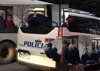 FOTO/ Kontrolle për armë pranë Ministrisë në Tiranë, dyshohet se u përdor në vrasje