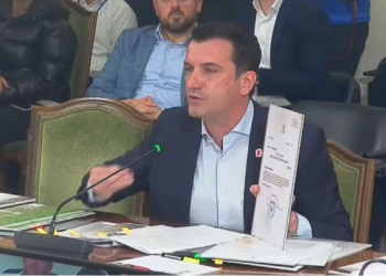 FOTO/ Veliaj-Tabakut: Kontraktori i Sami Frashërit është dhe kontraktori i vilës tënde ne Lalëz