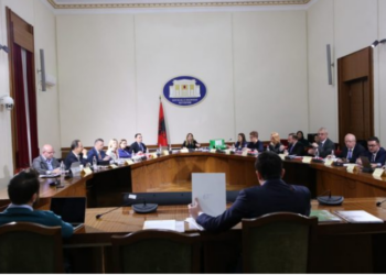 Veliaj dhëmb për dhëmb me Tabakun: Ke përfituar leje ndërtimi nga bashkia. Deputetja e PD: Gënjeshtër, familja ime s’po…