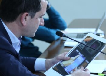 “Po paskeni lënë nam, ua çojnë pyetjet suflerët?” Veliaj nxjerr FOTO, reagon Tabaku: Kuvendi të marrë masa, Garda…