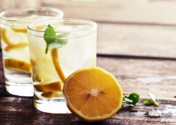 Pse nuk duhet të porosisni ujë me limon në lokal