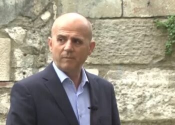 VIDEO / Kandidati i Bashës për Durrësin bëhet meme: Bashkëshorti i nuses time dhe babai i fëmijëve…