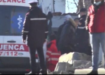 Mbërrin ambulanca te ‘5 Maji’, njërit prej banorëve i bie të fikët