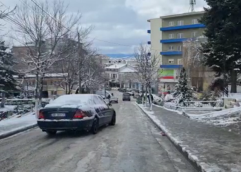 Dëbora vështirëson lëvizjen / Probleme në zonat malore, mungon energjia elektrike