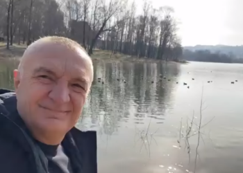 VIDEO/ Ilir Meta del xhiro nga Liqeni, pozon në “selfie mode” një ditë pas masave ndaj agresionit rus