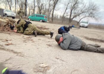 Vizitoi zonën e konfliktit në Donetsk/ Ministri ukrainas shtrihet në tokë për t’u shpëtuar breshërive të predhave nga radikalët pro-rusë (FOTO)