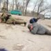 Vizitoi zonën e konfliktit në Donetsk/ Ministri ukrainas shtrihet në tokë për t’u shpëtuar breshërive të predhave nga radikalët pro-rusë (FOTO)