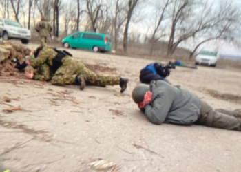 Momenti kur ministri ukrainas shtrihet në tokë për t’u shpëtuar breshërive të predhave