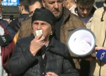 Shembja e banesave/ Qytetarët sërish në protestë para Parlamentit. Nëna Liza: Gruaja, arma e shtëpia nuk i jepet asnjë njeriu