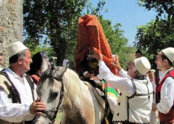Historia prekëse nga fshati Zhur. U vdes vajza ditën e dasmës, për të mos i kthyer krushqit u japin nuse një 15-vjeçare
