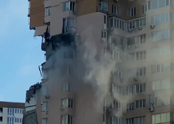 Dita e tretë e pushtimit rus/ Betejë e ashpër në Kiev, raketa godet një ndërtesë banimi, nuk dihet numri i viktimave. Publikohen pamjet
