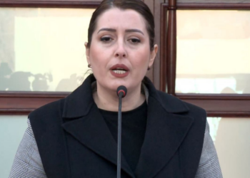 Do hiqen masat në Shqipëri? Manastirliu: Po rishikojmë afatin e dozës së tretë dhe karantinën