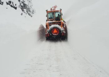 FOTO/ Erë e fortë e borë, bie ortek në Qafë Thore, bllokohet rruga