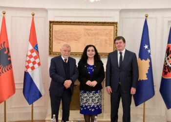 Kosovë/ Vjosa Osmani pret ish-presidentin kroat Mesiç dhe Bamir Topin: Me dy miq të mëdhenj!