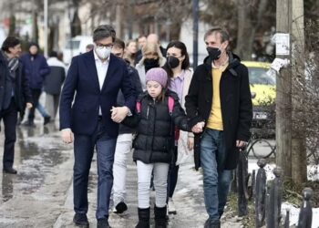 FOTO/ Presidenti shoqëron në shkollë vogëlushen shqiptare që u bullizua nga prindërit e shokëve