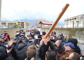 FOTO nga momentet e tensionit te “5 Maji”/ IKMT nis shembjen e banesave, banorët përplasen me policinë