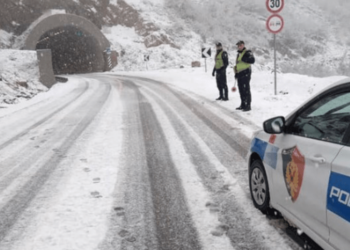 Dëbora e shkurtit/ Reshjet e dendura bllokojnë Rrugën e Arbrit/ Apeli i policisë dhe si paraqitet situata në Dibër