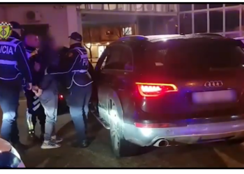 VIDEO/ Bllokohen 8 makina luksoze e 39 palë targa. Policia godet shoferët “e fortë” në Tiranë