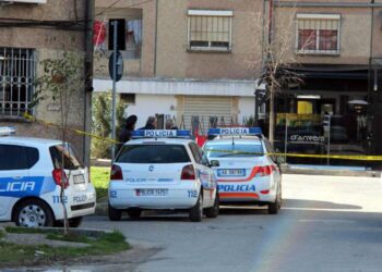 Terrorizonin banorët duke qëlluar me kallashnikov/ E pësojnë tre adoleshentët në Durrës
