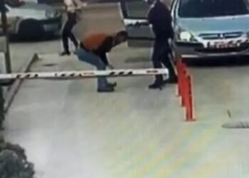 Polici vret në mes të rrugës ish-partneren e tij, e pa në makinë me një burrë tjetër