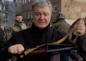 VIDEO/ Ish-Presidenti Poroshenko shfaqet me kallash në dorë: Putin, thjesht një i çmendur. Jemi gati për…