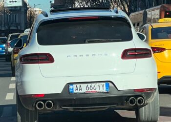 Kërcënoi Veliajn/ Subjekti i OFL-së, që u ankua se jeton në kushte të vështira te 5 Maji, lëviz me ‘Porsche’ mijera euro