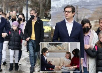 Vajza shqiptare me sindromën Down bullizohet, Presidenti i Maqedonisë e shoqëron në shkollë