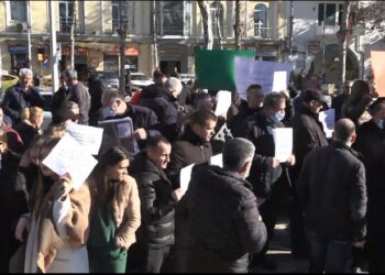 Banorët e ‘5 majit’, Laprakës, Paskuqani dhe Kodrës së Priftit protestë para Kuvendit: Do hyjmë dhe në grevë urie