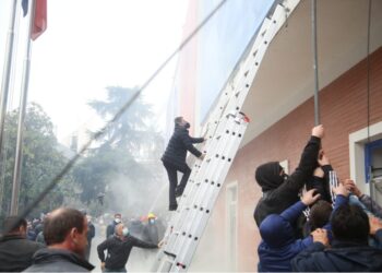 “Do të zhduk ty dhe fëmijet e tu”/ Babai i të arrestuarit në protestën e Berishës kërcënon policin: Po nuk më nxore djalin tani nga burgu…!