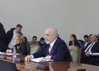 “Ju sikur hani shirita magnetofoni”/ Rama debat me deputetin: Sikur Papa të rrijë 8 orë me ju, do e bënte kryqin prapsht