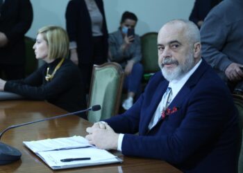 “Mes meje dhe foltores mos ndërhy!”/ Tabaku i kërkon të ulë zërin, Rama: Shiu ka punën e vet, ne tonën!