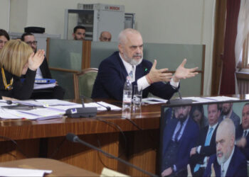 “Më lerë t’u bëfsha kurban”/ Rama batuta me teknikun e Kuvendit: Këtë qerosin kam 20-vjet që e shoh, është me “Foltoren”. Çohu…!