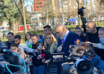 “Ti mos hajde se bën propagandë në Tv”/ Rama merr 3 banorë të 5 majit për të diskutuar, protestuesit: Duam përgjigje, o kriminel