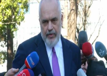 “Nuk i hedhim në rrugë”/ Rama pas takimit me banorët: U sqarova të vërteta, lexova letra të pafirmosura